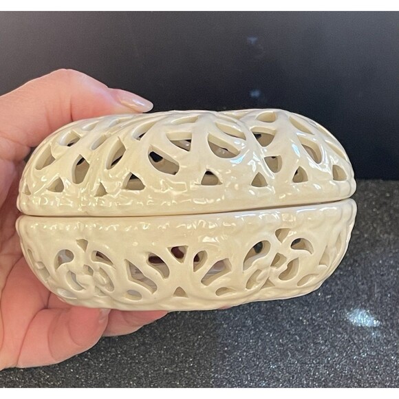 VTG Oleg Cassini White Porcelain Lace Trinket Box W Lid 4.25” Jewelry Potpourri - Picture 5 of 9
